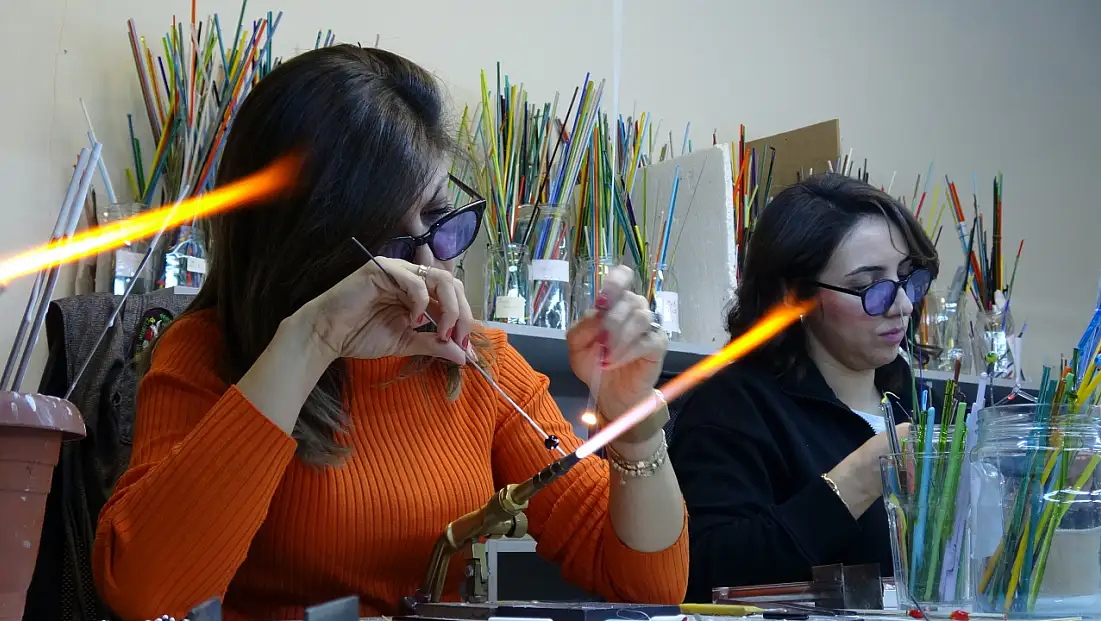 800 derece ateşle buluşan cam sanat eserine dönüşüyor