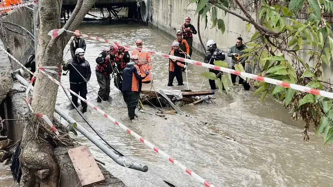 Ayazağa’da sel felaketi sonucu kaybolan 3 kişiyi arama kurtarma çalışmaları sürüyor