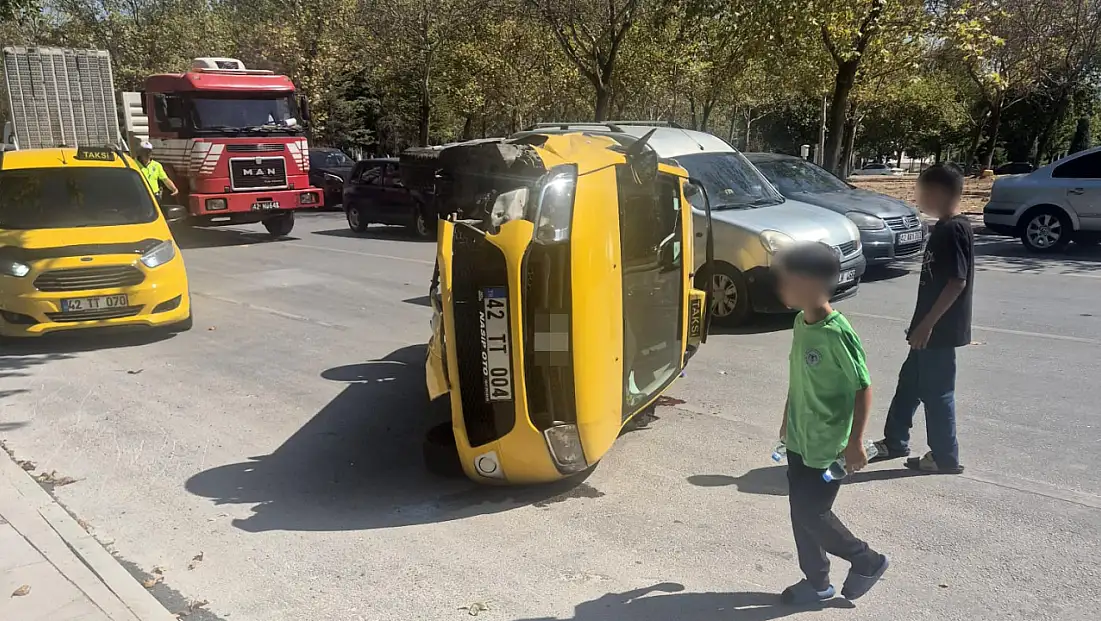 Konya'da feci kaza: Ticari taksi devrildi, savrulan araç zabıtaya çarptı!