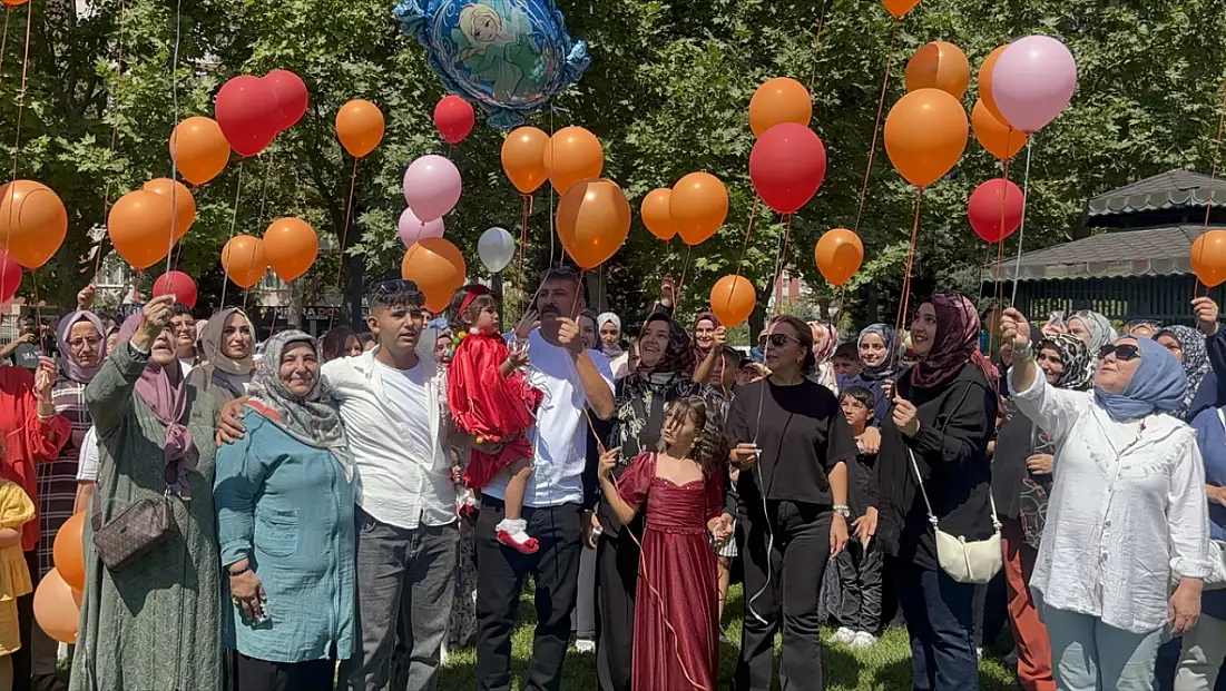 Konya'da kanseri yenen Meryem Sena için gökyüzüne balonlar bırakıldı