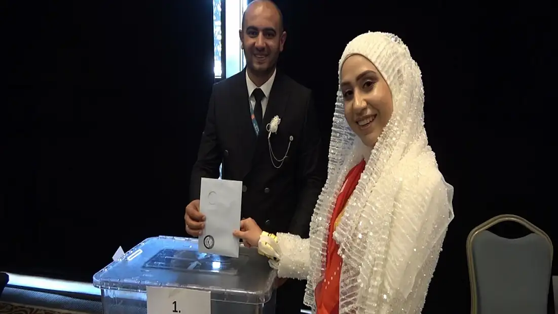 MHP Konya kongresine damga vuran görüntü! Gelinlik ve damatlıkla katıldılar