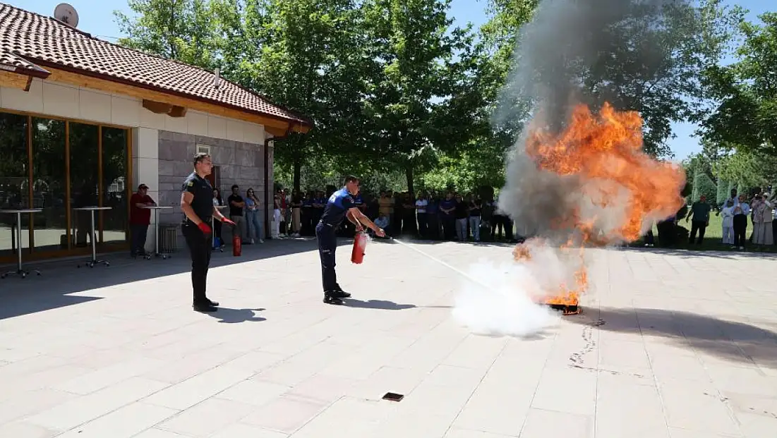 Selçuklu Belediyesi personeli için uygulamalı yangın eğitimi düzenlendi