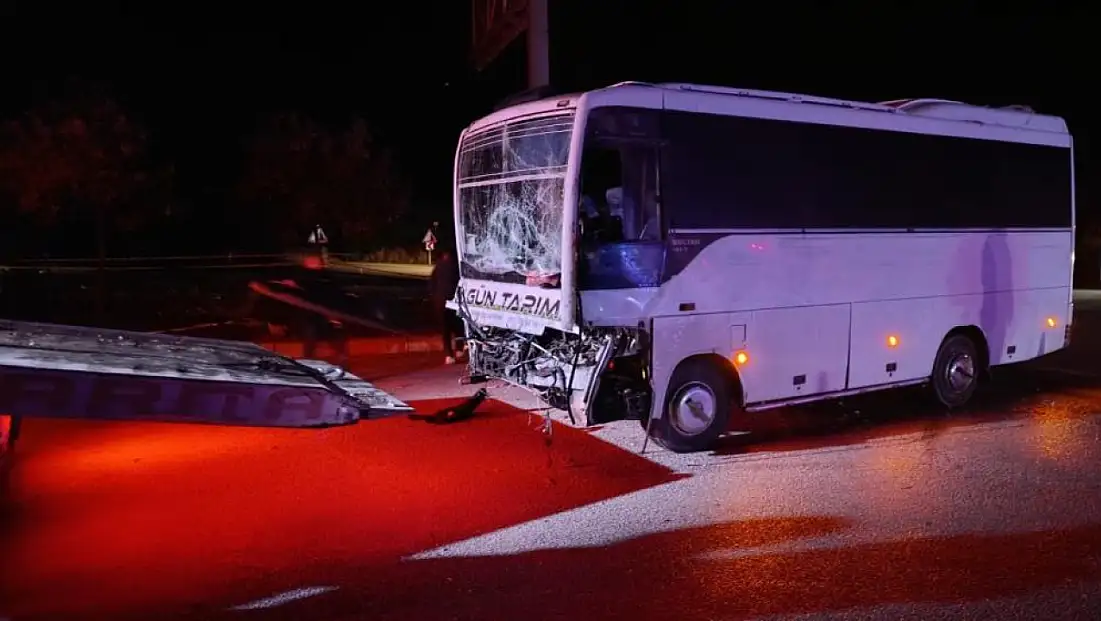 Tarım işçilerini taşıyan midibüs ile tır çarpıştı: 17 yaralı!