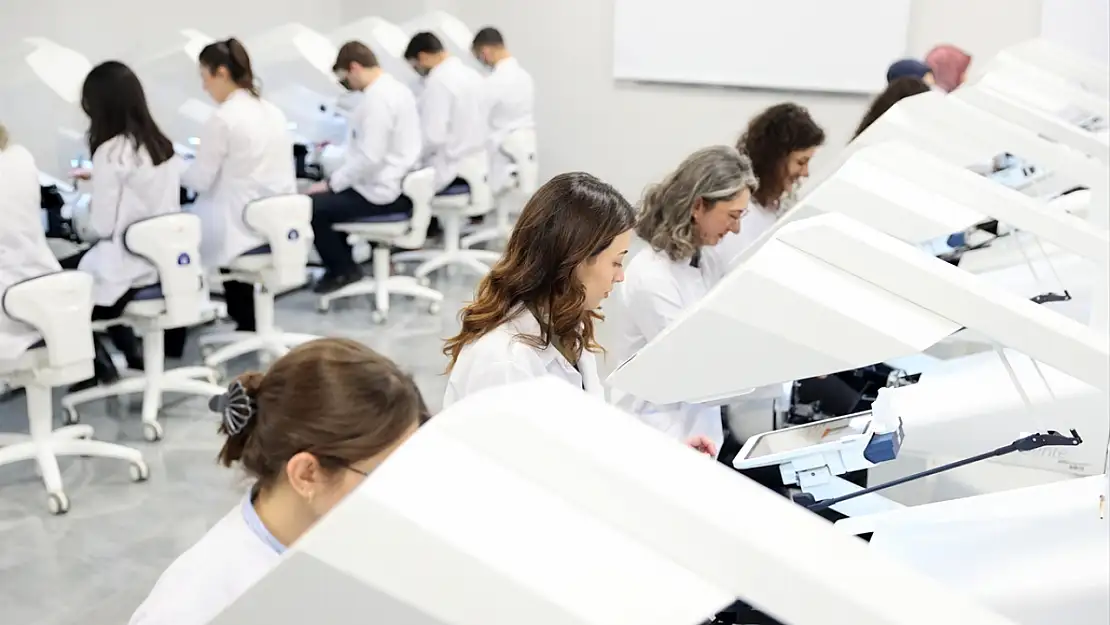 Konya'da diş hekimleri 'sanal hastalarla' gerçeğe hazırlanıyor