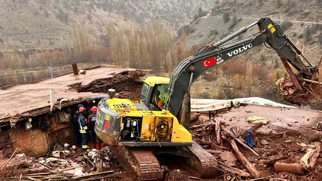 Konya'da fırtına ahırı yerle bir etti: 262 hayvan enkaz altında kaldı!
