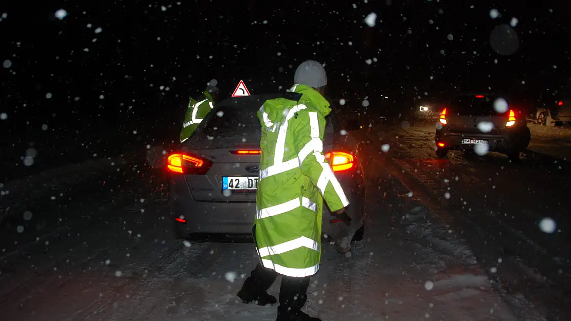 Konya'da o geçit beyaza büründü! Kar kalınlığı 10 santimetreyi buldu