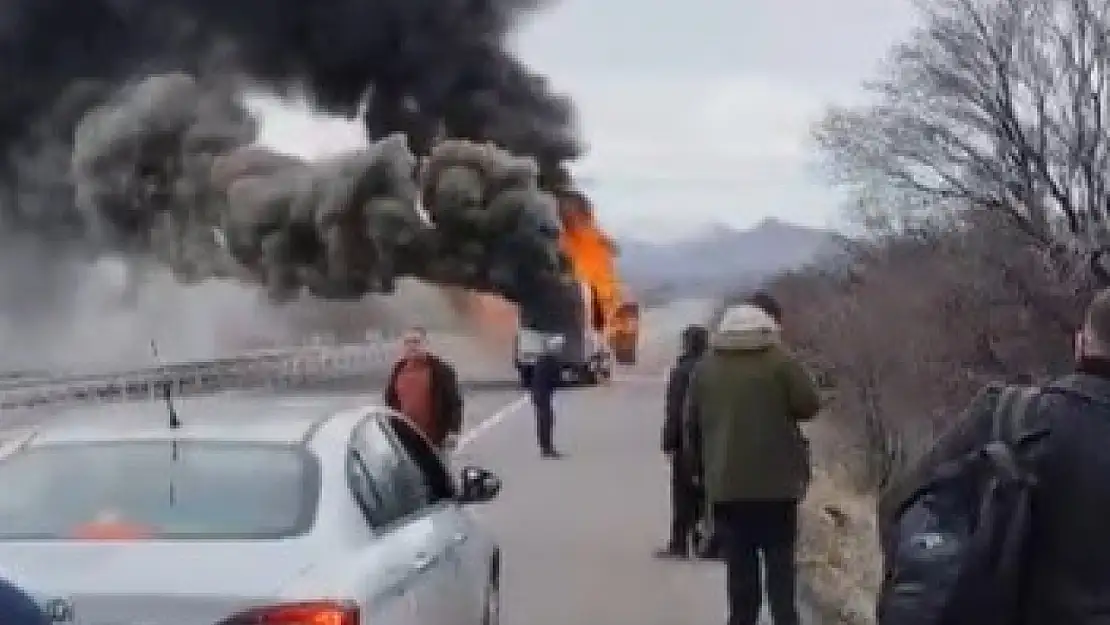 Konya'da yolcu minibüsü saniyeler içinde kül oldu! Sürücünün dikkati faciayı önledi!