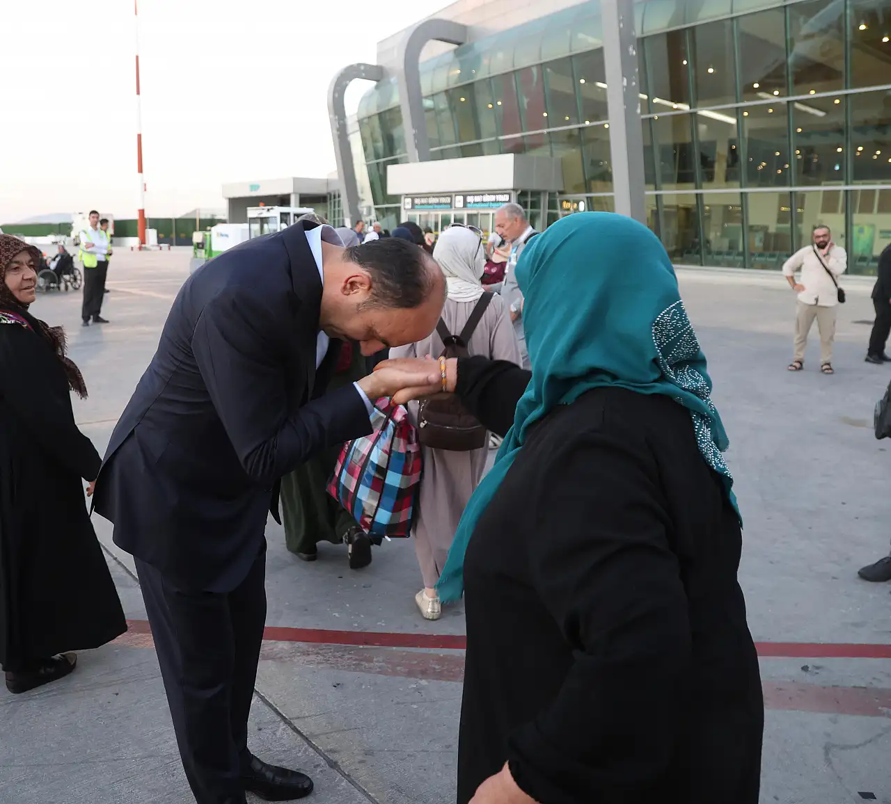 Vefa Umresi'nin ilk kafilesi döndü! Başkan Altay havaalanında karşıladı