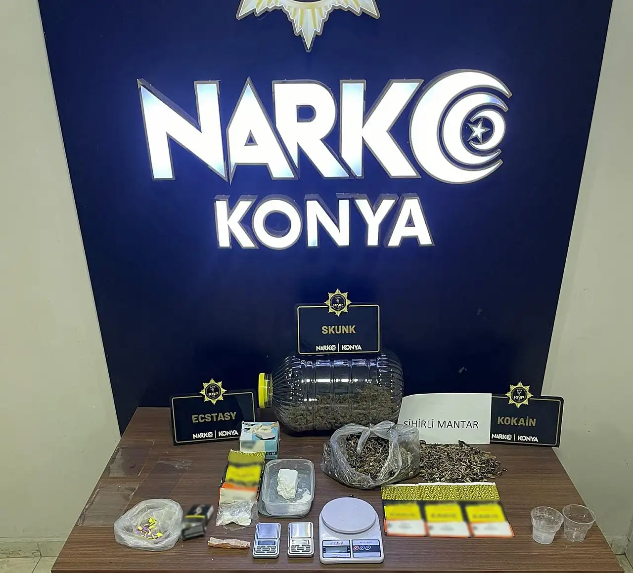 Konya'da narkotik darbe: 8 yakalama, binlerce sentetik hap!