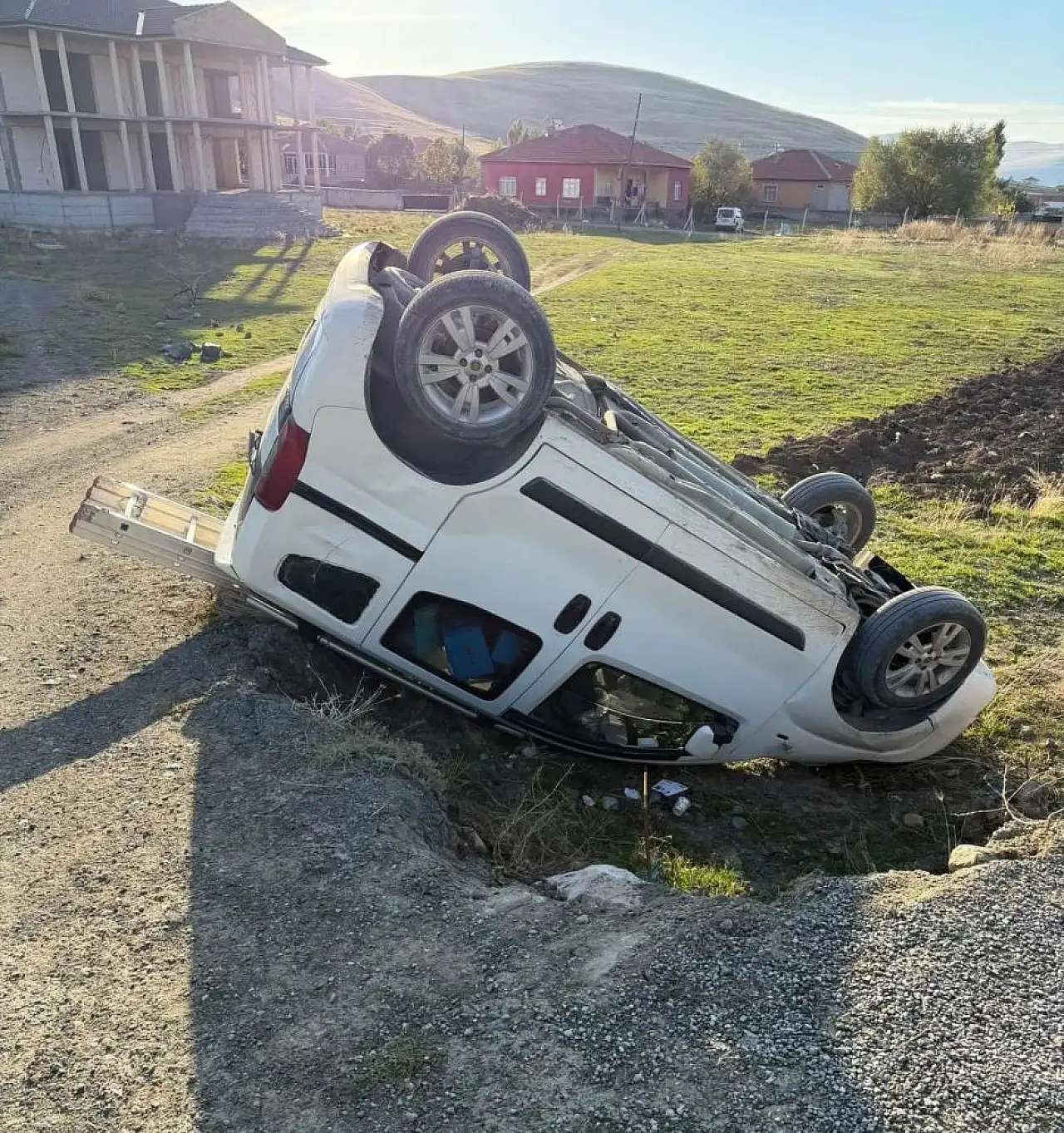Konya'da şarampole takla atan araçta mucize kurtuluş!