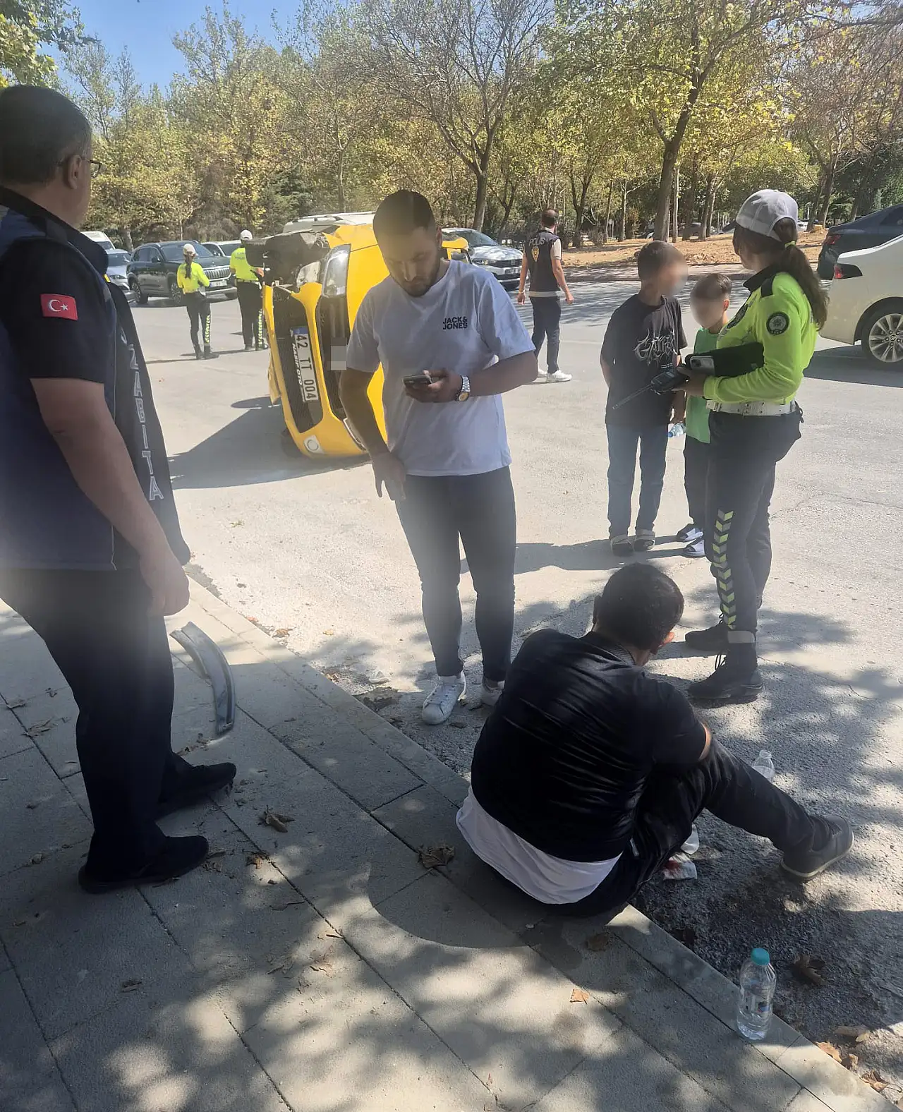 Konya'da feci kaza: Ticari taksi devrildi, savrulan araç zabıtaya çarptı!