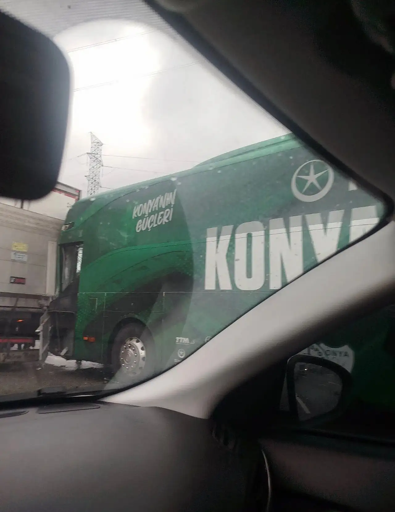 Konyaspor takım otobüsü İstanbul'da kaza yaptı