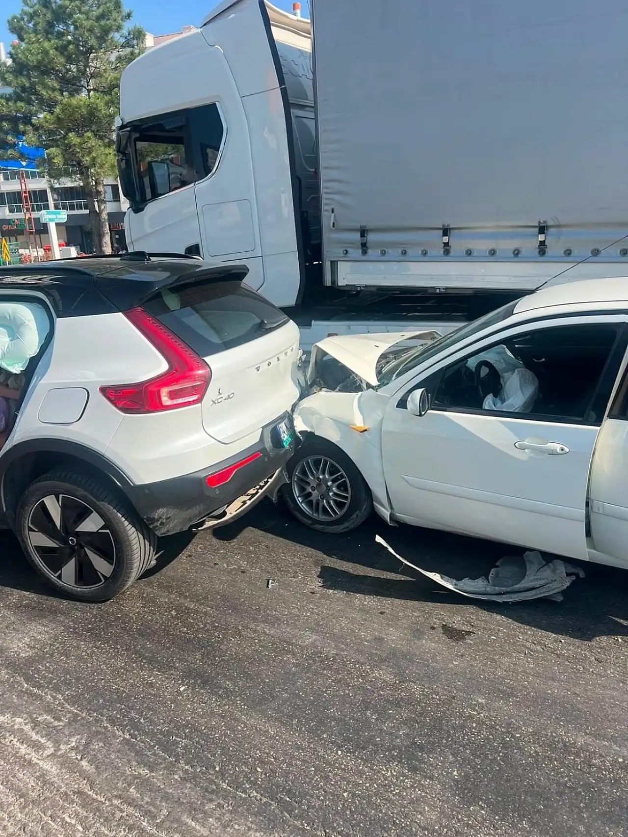 Konya'da otomobiller birbirine girdi! 2 yaralı