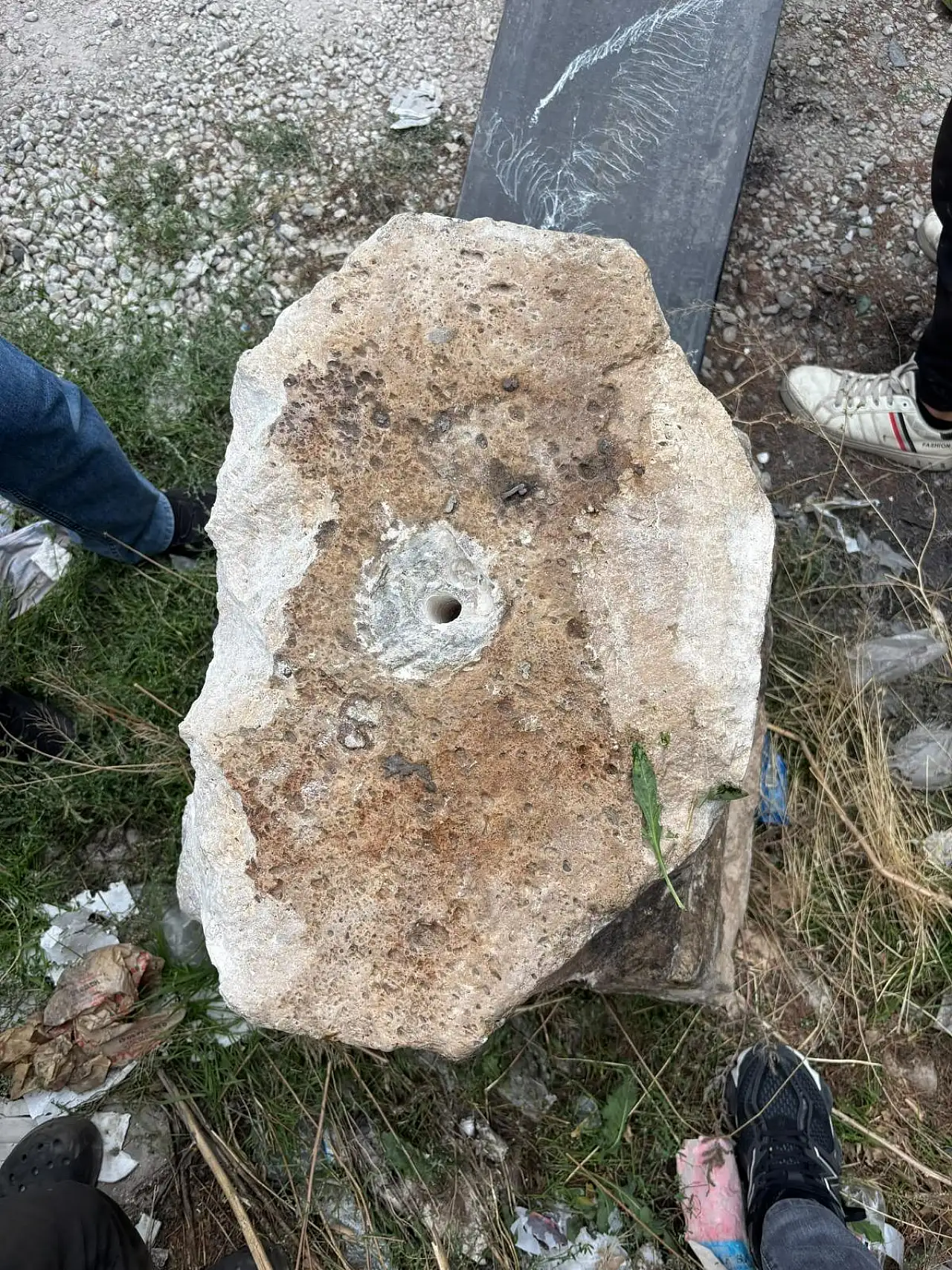 Konya'da cami önündeki tarihi kaideyi böyle çaldılar!