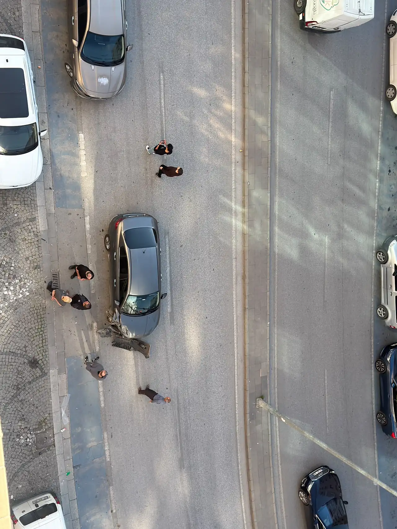 Konya'da cadde ortasında kaza! Otomobil ağır hasar aldı