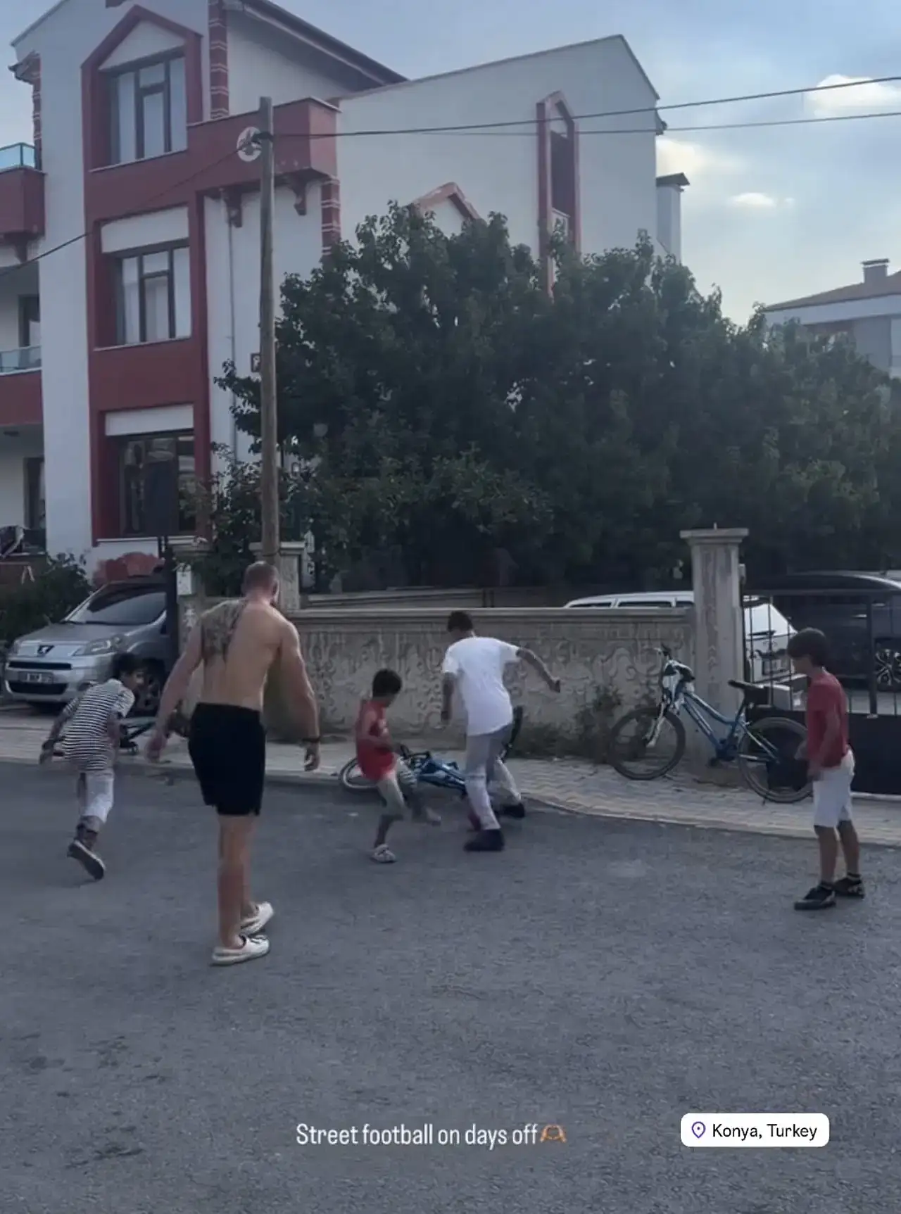 Konyasporlu forvet mahallede çocuklarla futbol oynadı