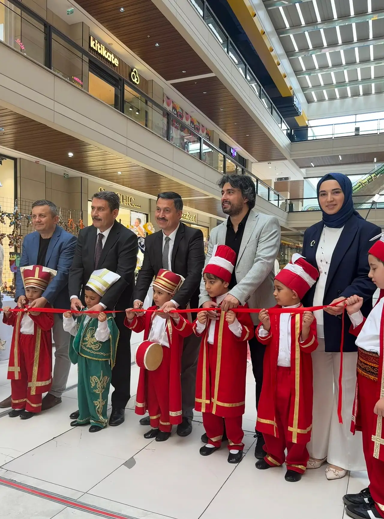 Konya'da minik ellerden dev sanat sergisi