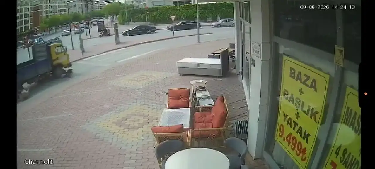 Konya'da 4 kişi bir bisiklete bindi: Kamyonetin altında kaldılar...