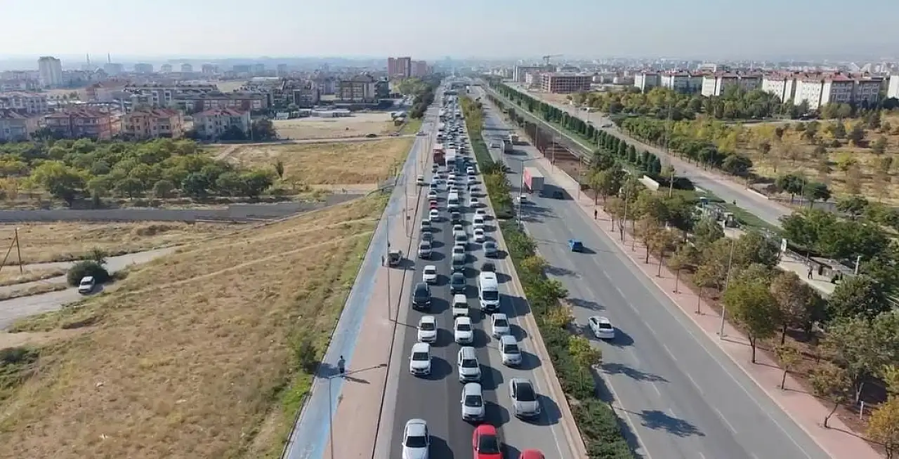 Konya'nın işlek güzergahında araç kuyruğu! Sürücüler kabusu yaşadı