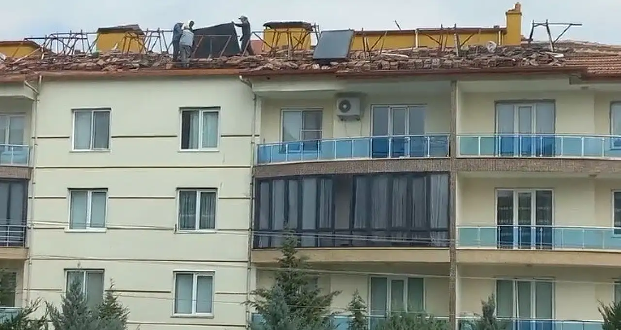 Konya'da tehlikeli çalışma: 4 katlı binadan aşağıya güneş paneli attılar!