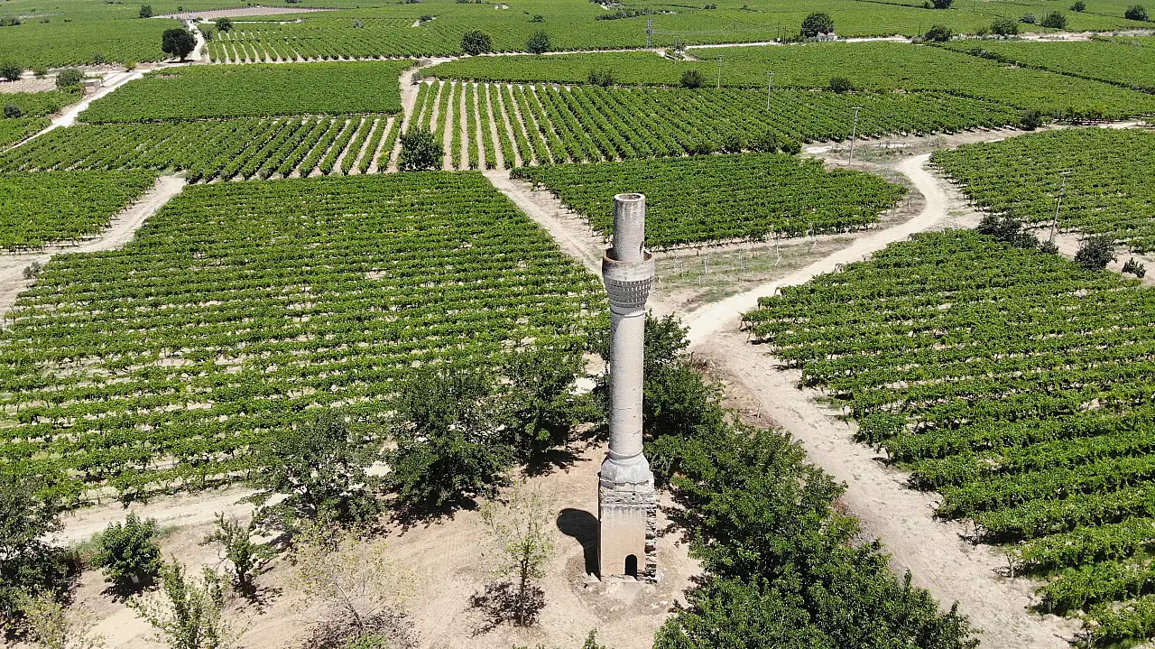 Simge yapı 'Kırık Minare' zamana direniyor