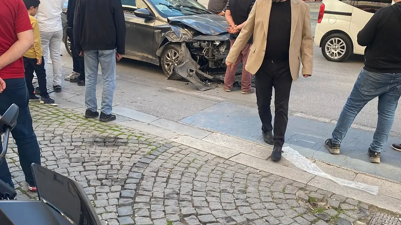 Konya’da cadde ortasında kaza! Otomobil ağır hasar aldı