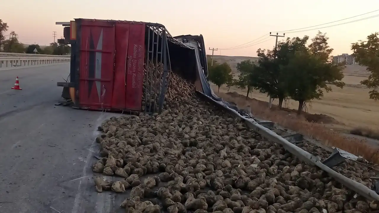 Konya'da Pancar Yüklü TIR Devrildi: Bir Yaralı