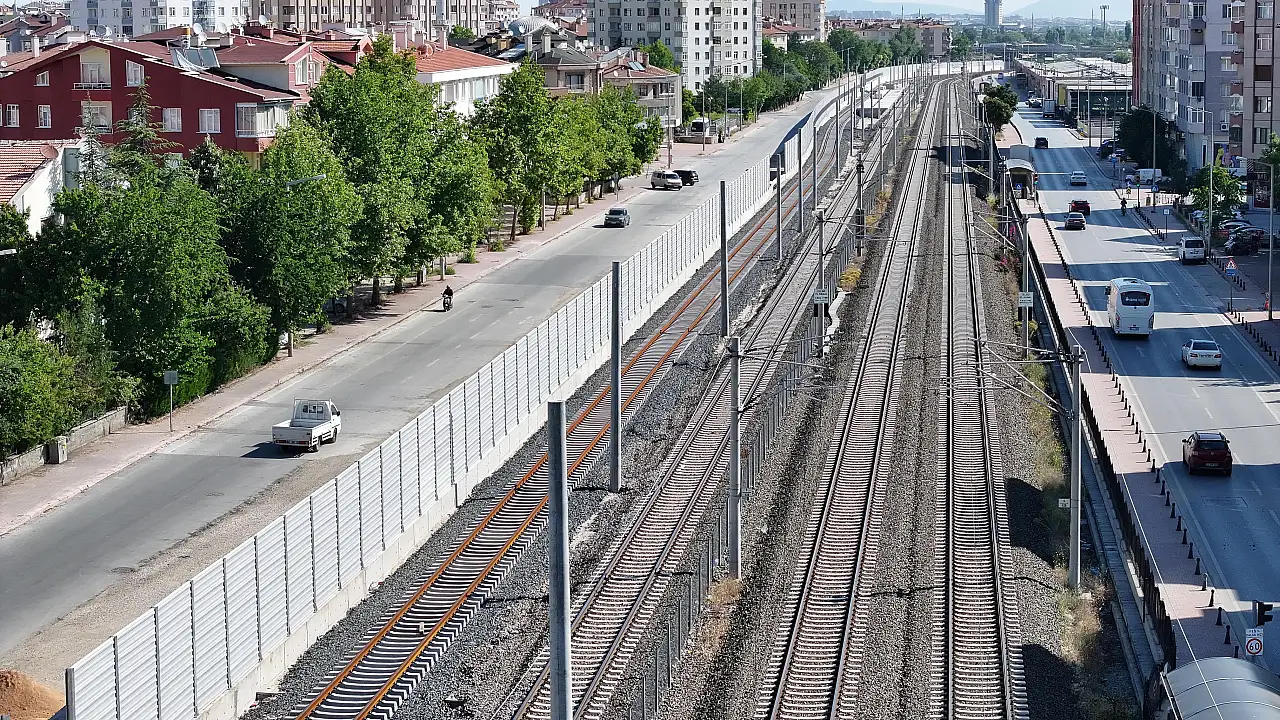 KONYARAY Banliyö Hattı'nda çevreci dönem: Tren gürültüsü için ses bariyerleri kuruluyor!
