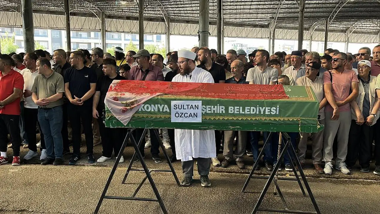 Konya 'Kırmızılı Kadın'ı son yolculuğuna uğurladı