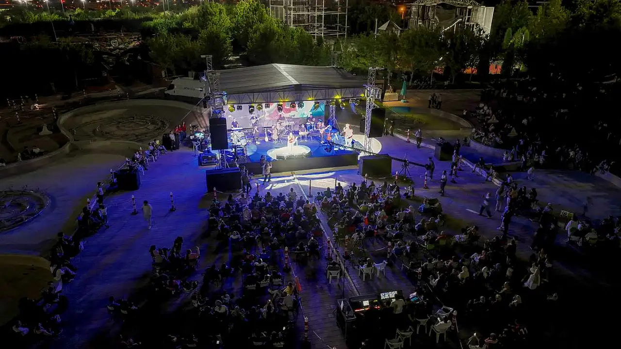 Selçuklu'da 2000'ler rüzgârı: Sanat Akademisi'nden nostalji dolu konser