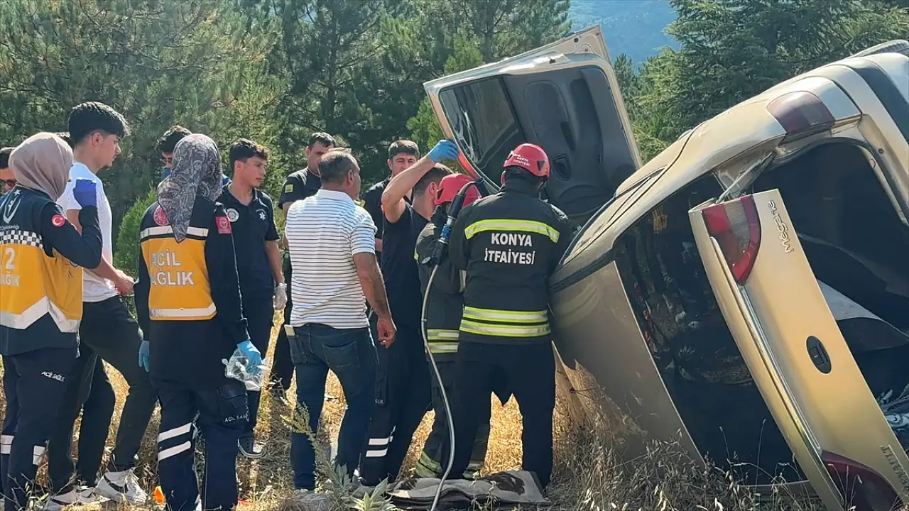 Konya'da otomobil takla attı: Sürücü araçta sıkıştı!