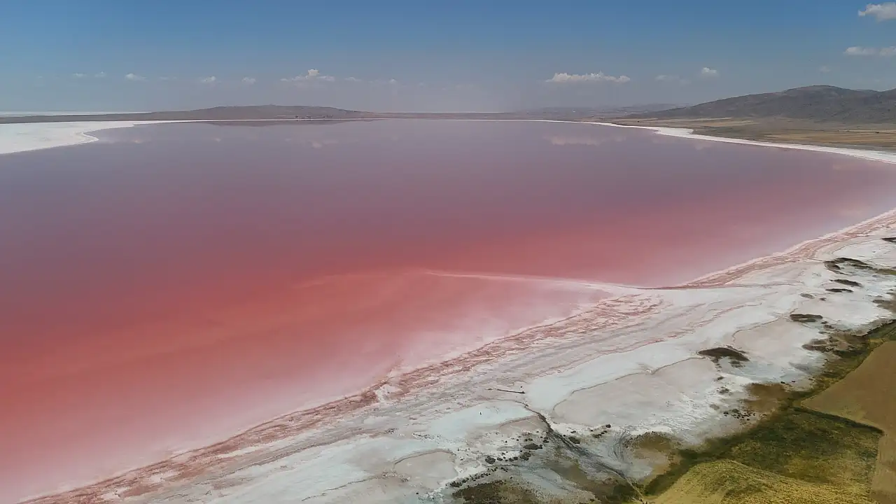 Konya'da şifa isteyen 'Pembe Göl'e akın ediyor!
