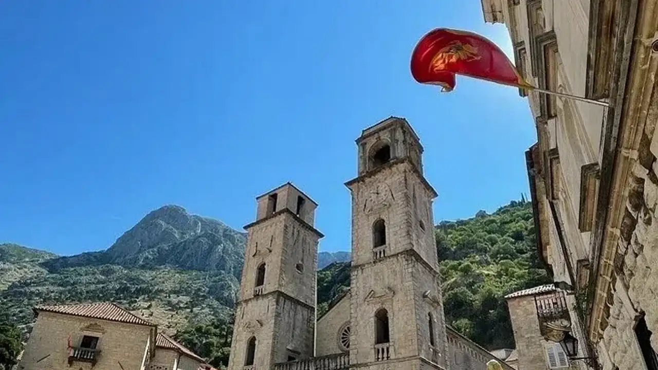 Karadağ'a seyahatte yeni dönem! Bordo pasaportlular dikkat