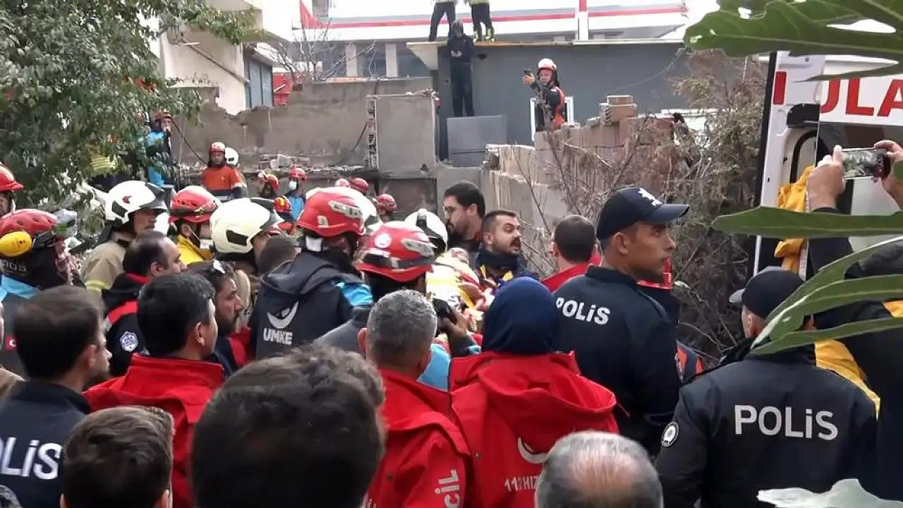 Çöken binayla ilgili Çiftçi: Enkazdan 5 vatandaşımız sağ olarak çıkarıldı