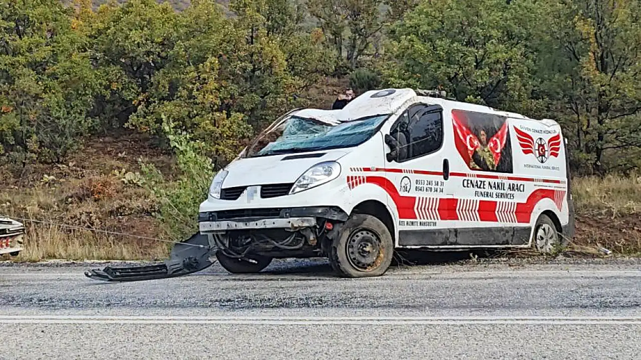 Konya yolunda korkutan kaza! Cenaze nakil aracı şarampole devrildi
