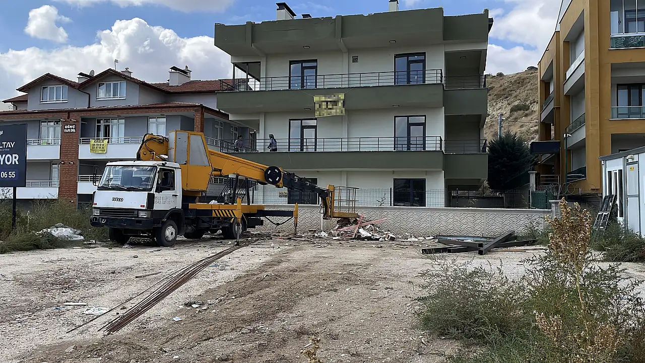 Konya'da çatı çalışması faciaya dönüyordu! Vinçten düşen işçi yaralandı