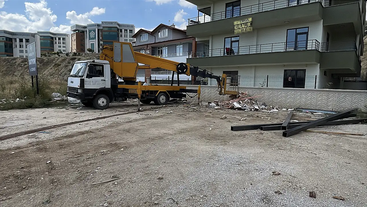 Konya'da çatı çalışması faciaya dönüyordu! Vinçten düşen işçi yaralandı