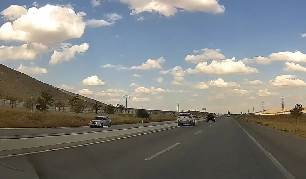 Konya'da ölümle burun buruna geldiler! Ters yönden gelen araç dehşeti yaşattı!