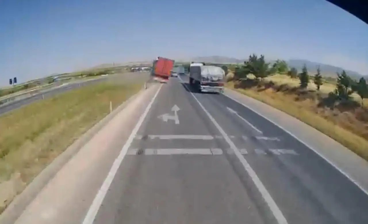 Konya'da freni boşalan TIR faciası! 1 ölü, 10 yaralı var: Kaza anı kamerada!