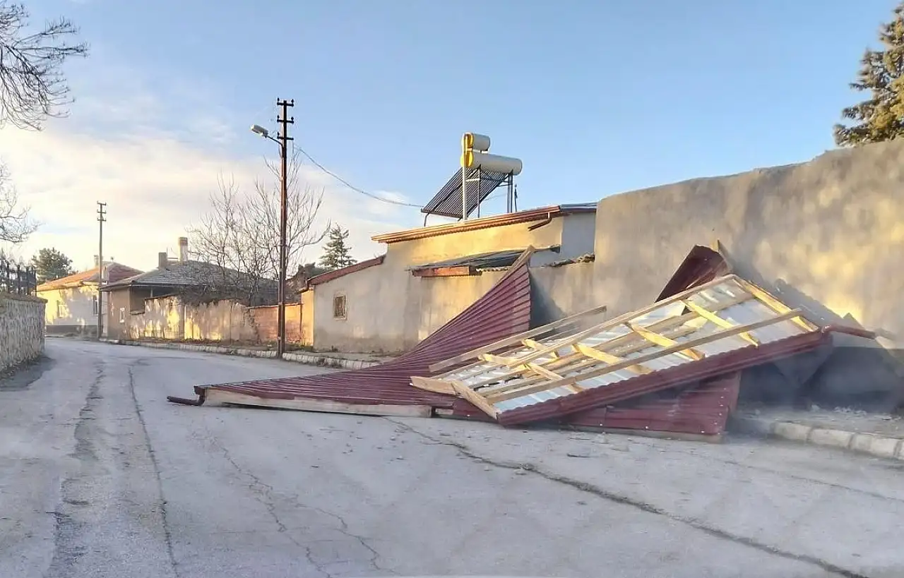 Konya'yı fırtına vurdu! Çatılar uçtu, tır devrildi!