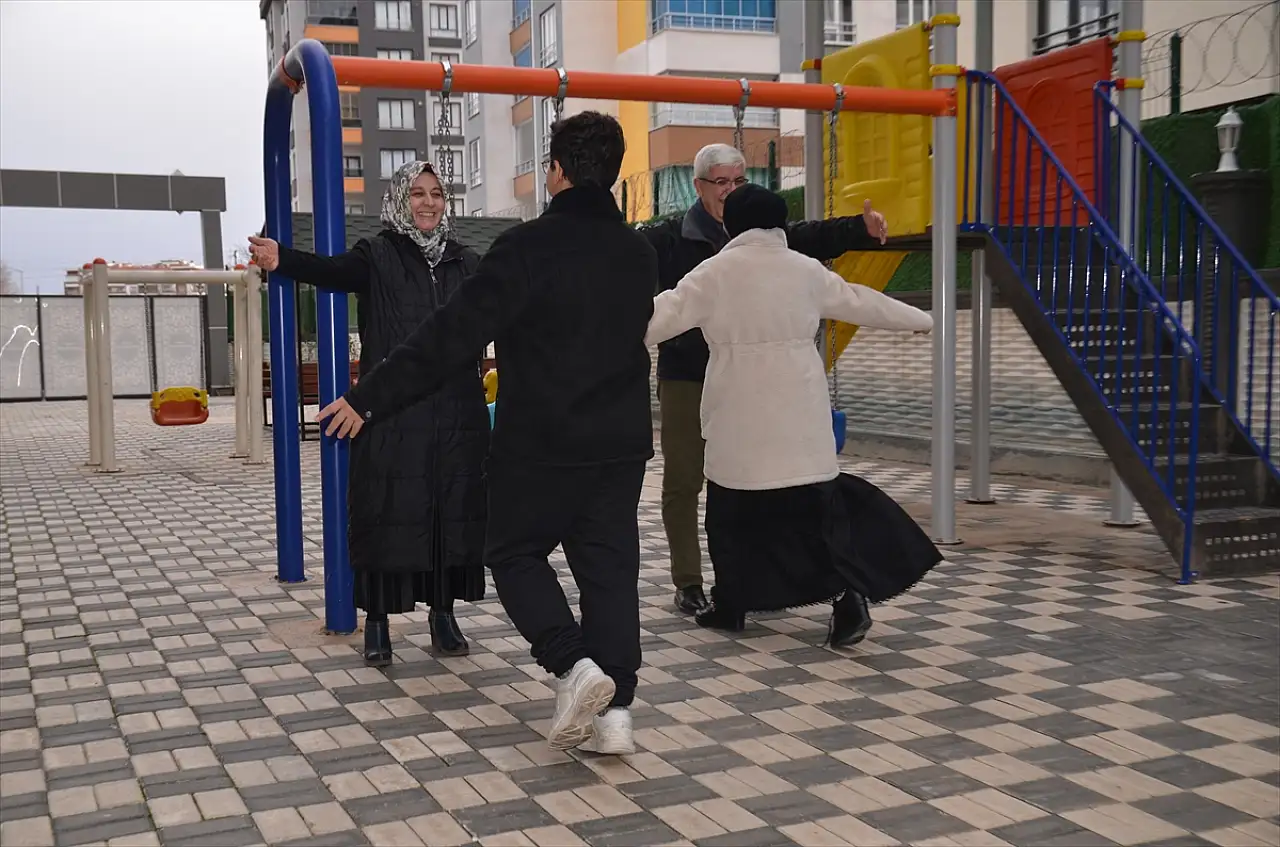 Konya'da evlat hasretini koruyucu ailelikle dindirdiler!