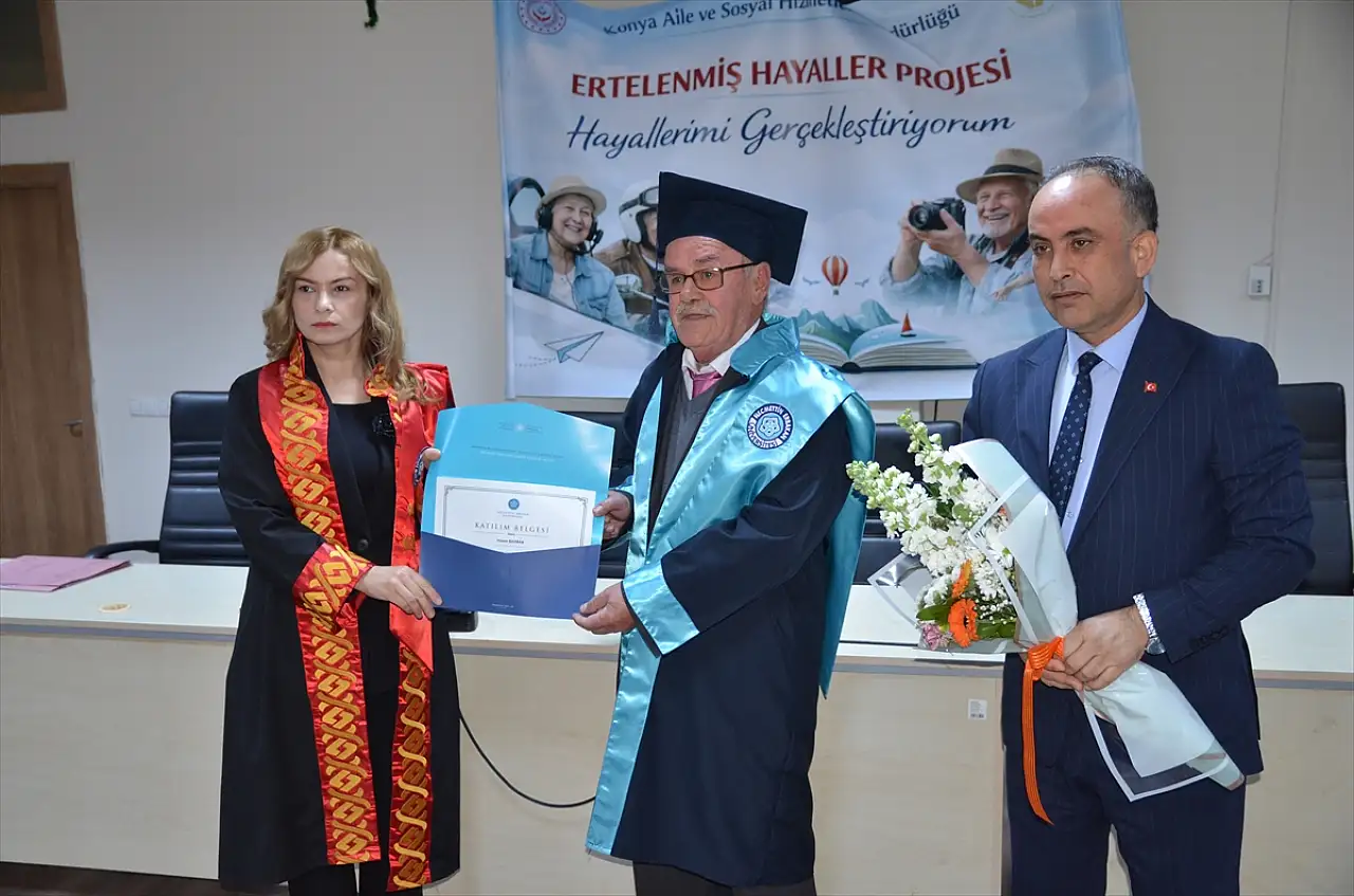 Konya'da huzurevinde yaşayan Hasan amca hayali olan cübbeyi 74 yaşında giydi!