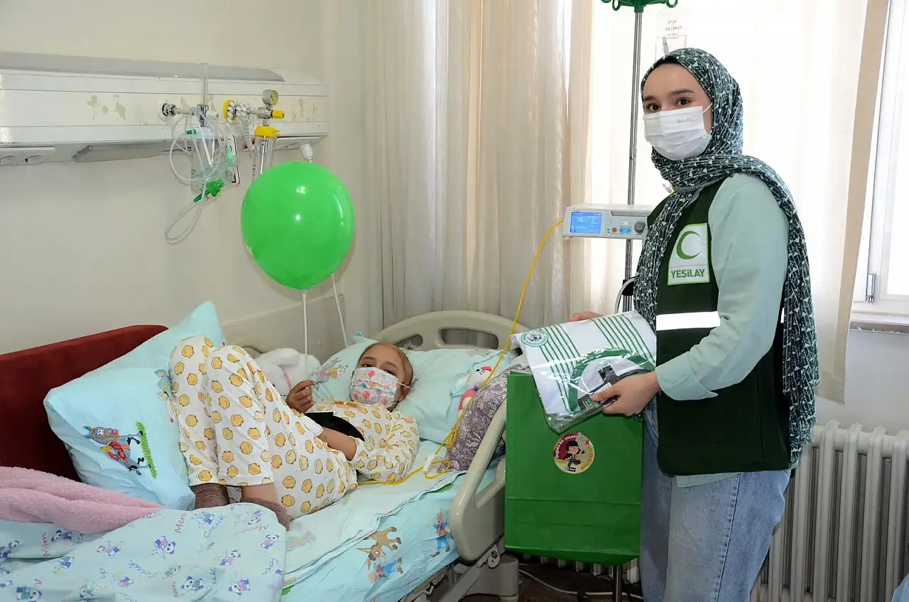 Yeşilay Konya 23 Nisan'da hasta çocukları sevindirdi!