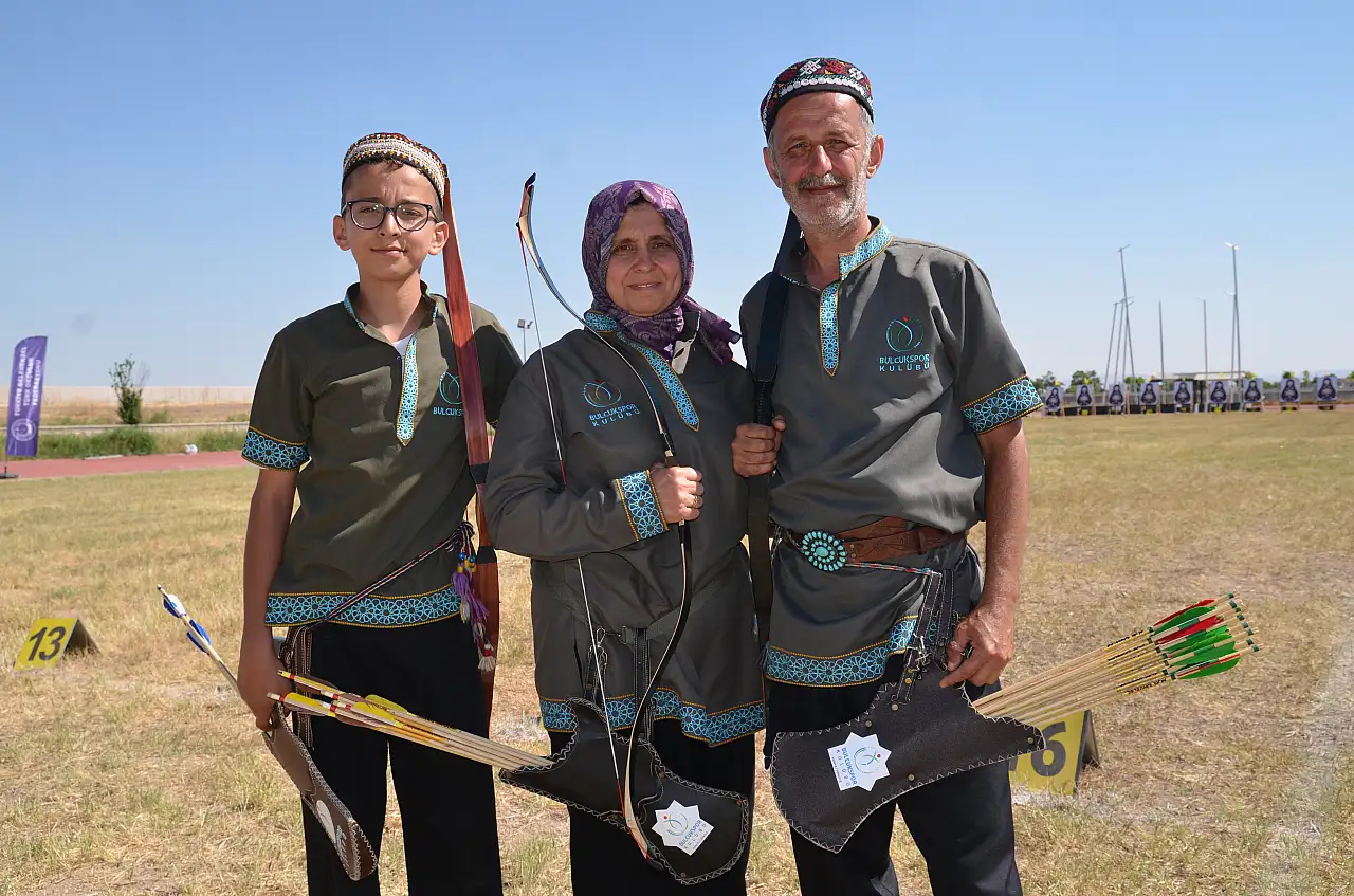 Konya'da herkese örnek olacak aile! Oğullarının peşinden gittiler, ailece okçu oldular