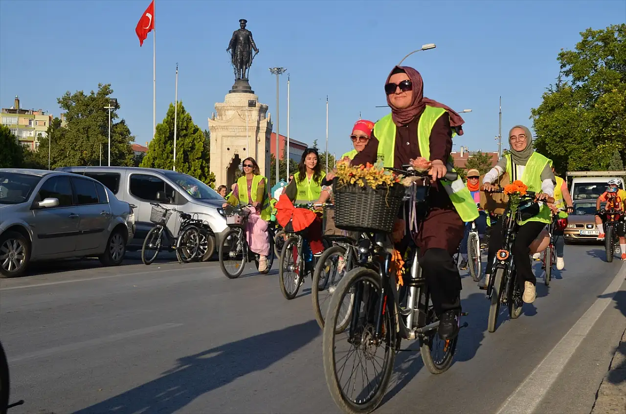 Konya'da kadınlar pedal çevirdi! Avrupa Bisiklet Başkenti'nde renkli görüntüler