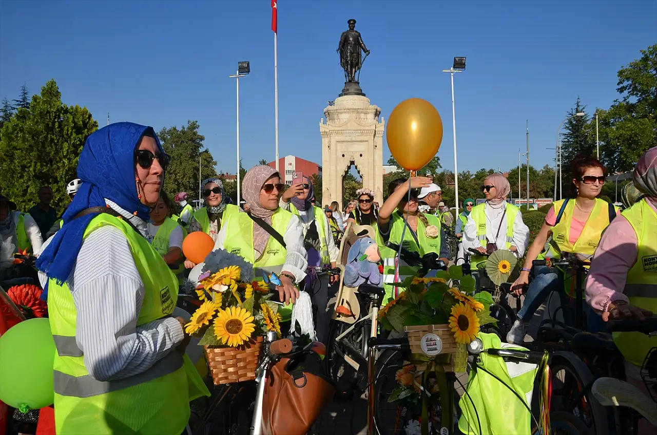 Konya'da kadınlar pedal çevirdi! Avrupa Bisiklet Başkenti'nde renkli görüntüler