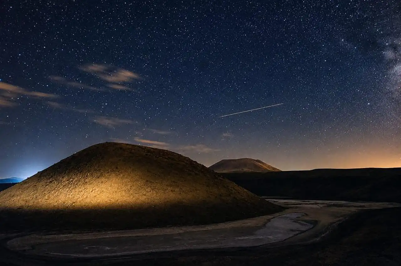 Meke Gölü'nde Perseid şöleni: Gökyüzü meteorlarla aydınlandı