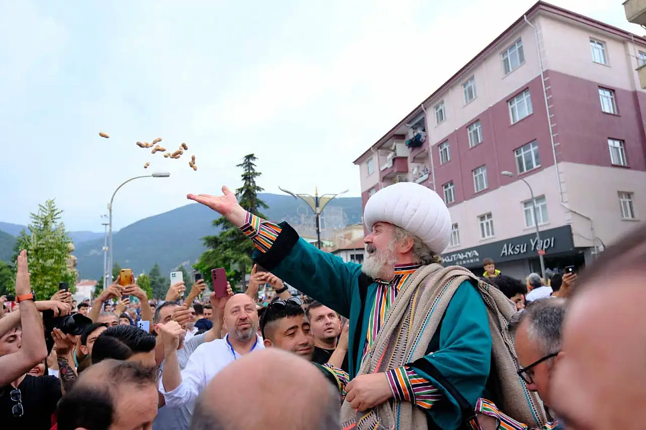 'Ya tutarsa' dedi, binler izledi! Akşehir'de festival coşkusu başladı