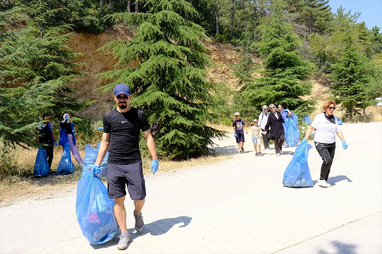 Konya'da ağaçlar yanmasın diye çöp topladılar!