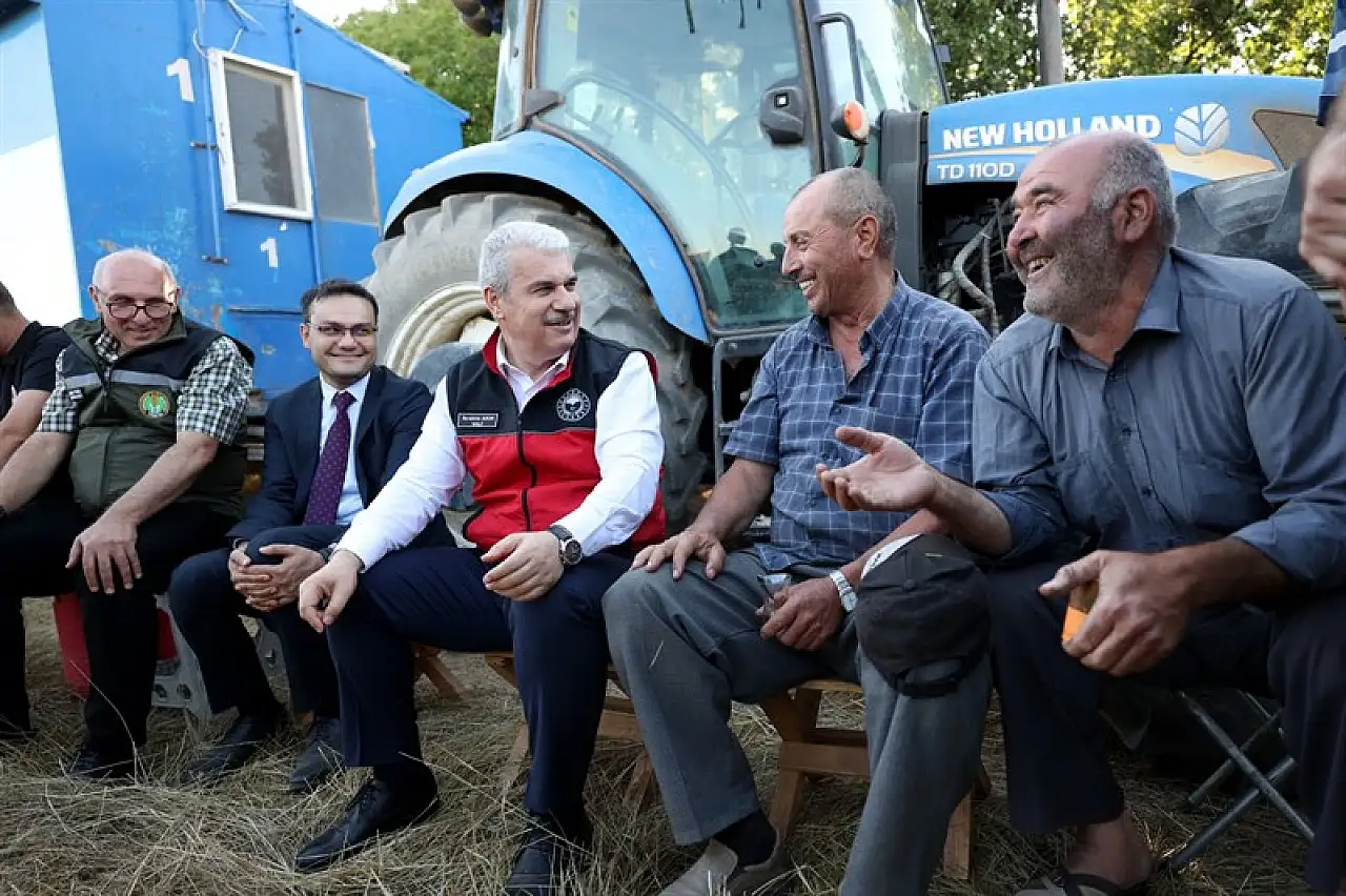 Konya Valisi Akın, tarlada direksiyon başına geçti!